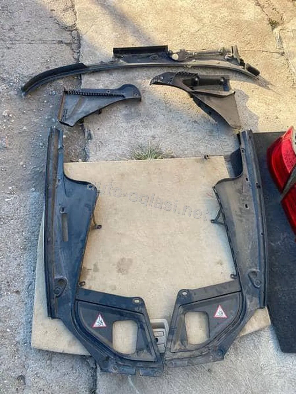 ZASTITNE LAJSNE ISPOD HAUBE F ZA BMW 518, 520, 523 . | Zastitne